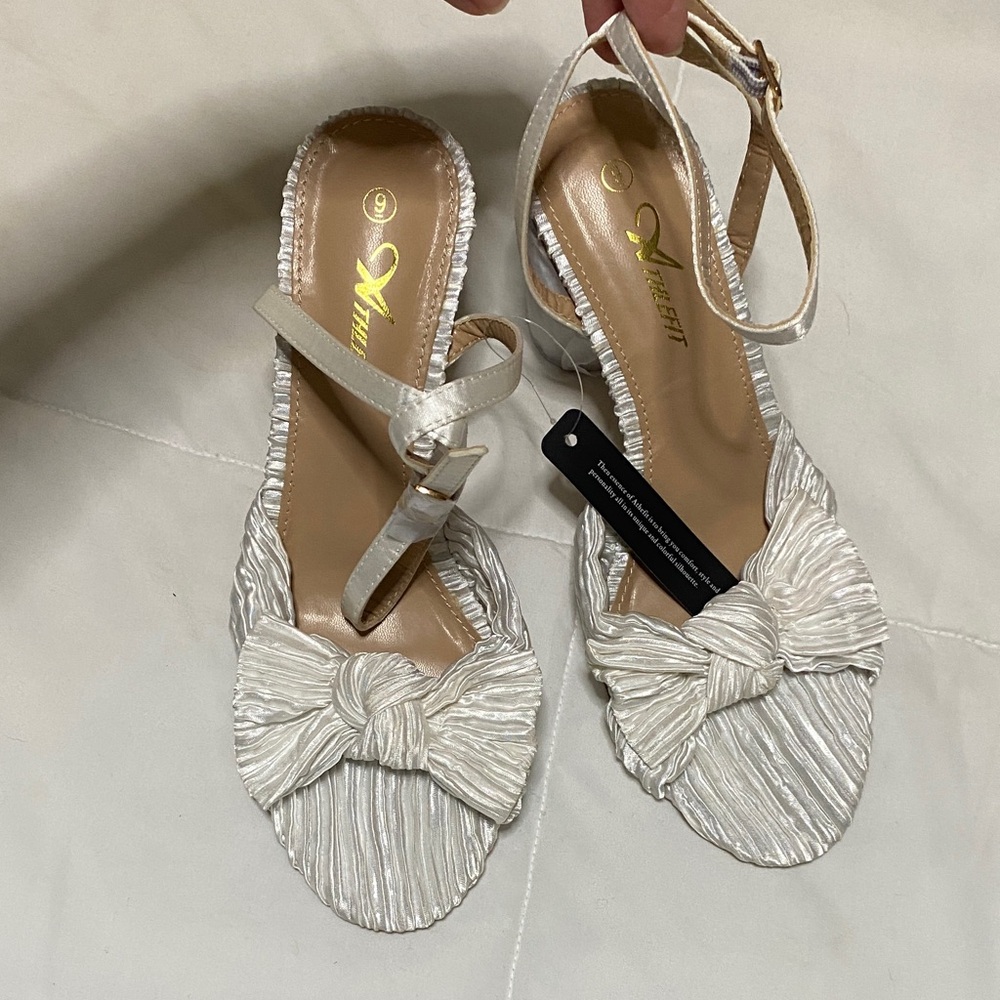 NWT ladies Athlefit open toe chunky heel pleated bow ankle strap size 9